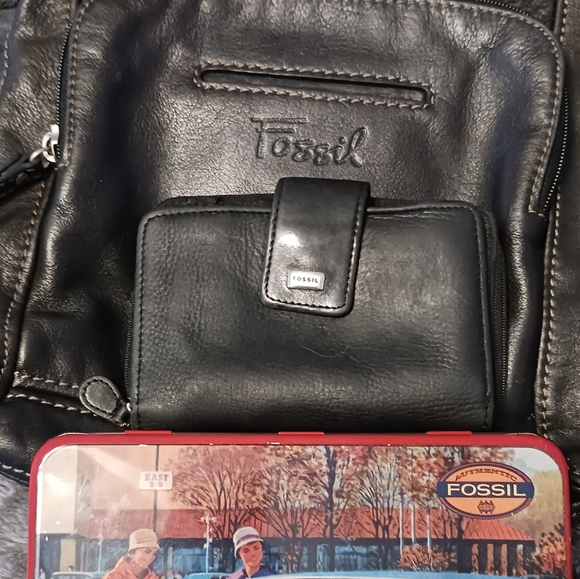 Fossil Purse with wallet & Collectable Tin case includes two round watch faces - Picture 5 of 9